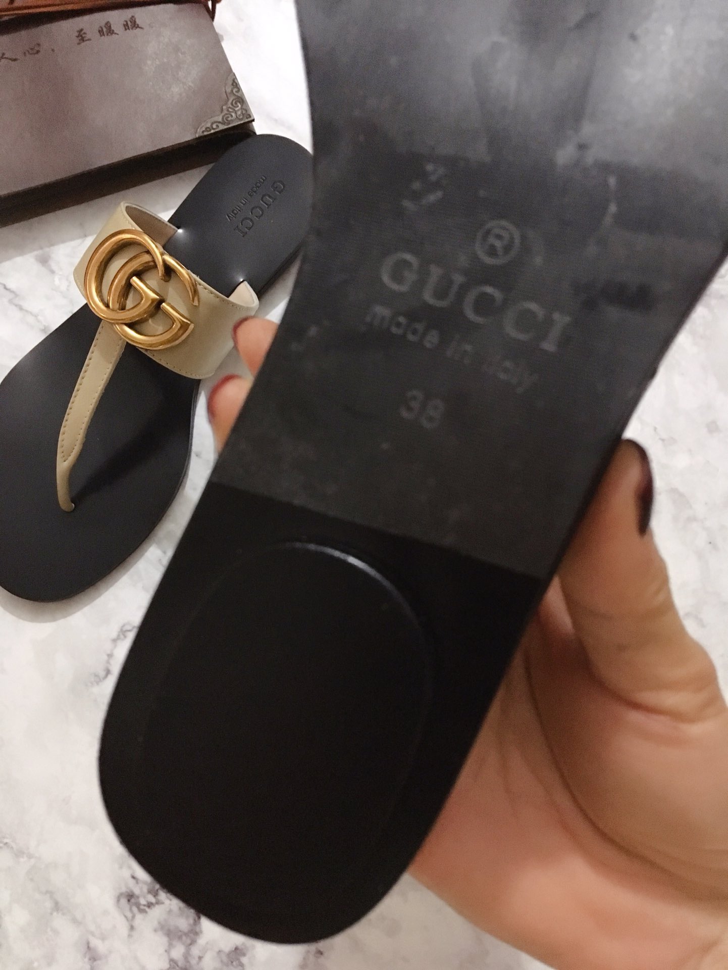 Gucci Flat-bottomed flip-flop with split toes