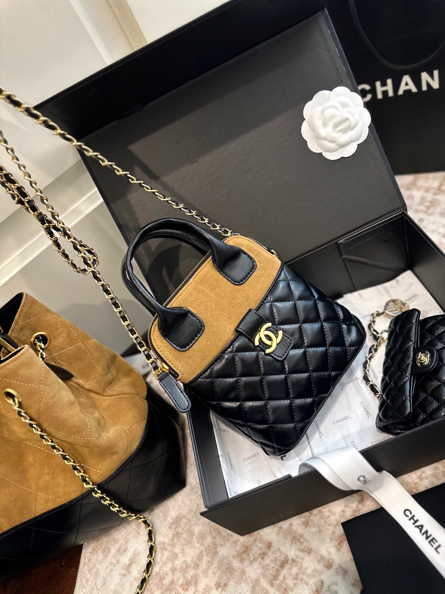 CHANEL 25a hand-held chain bag