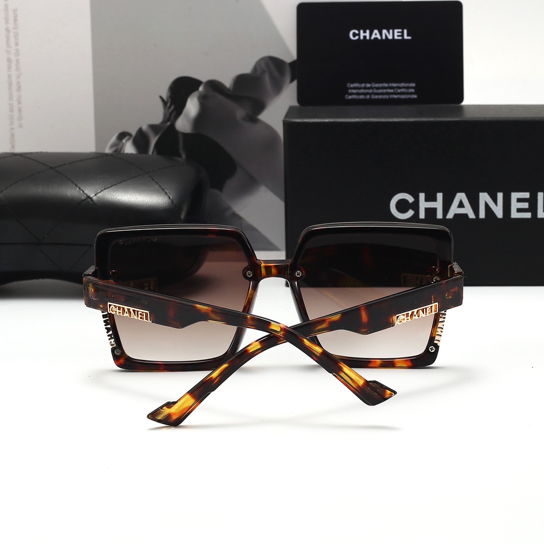 Chanel Fashionable sunglasses