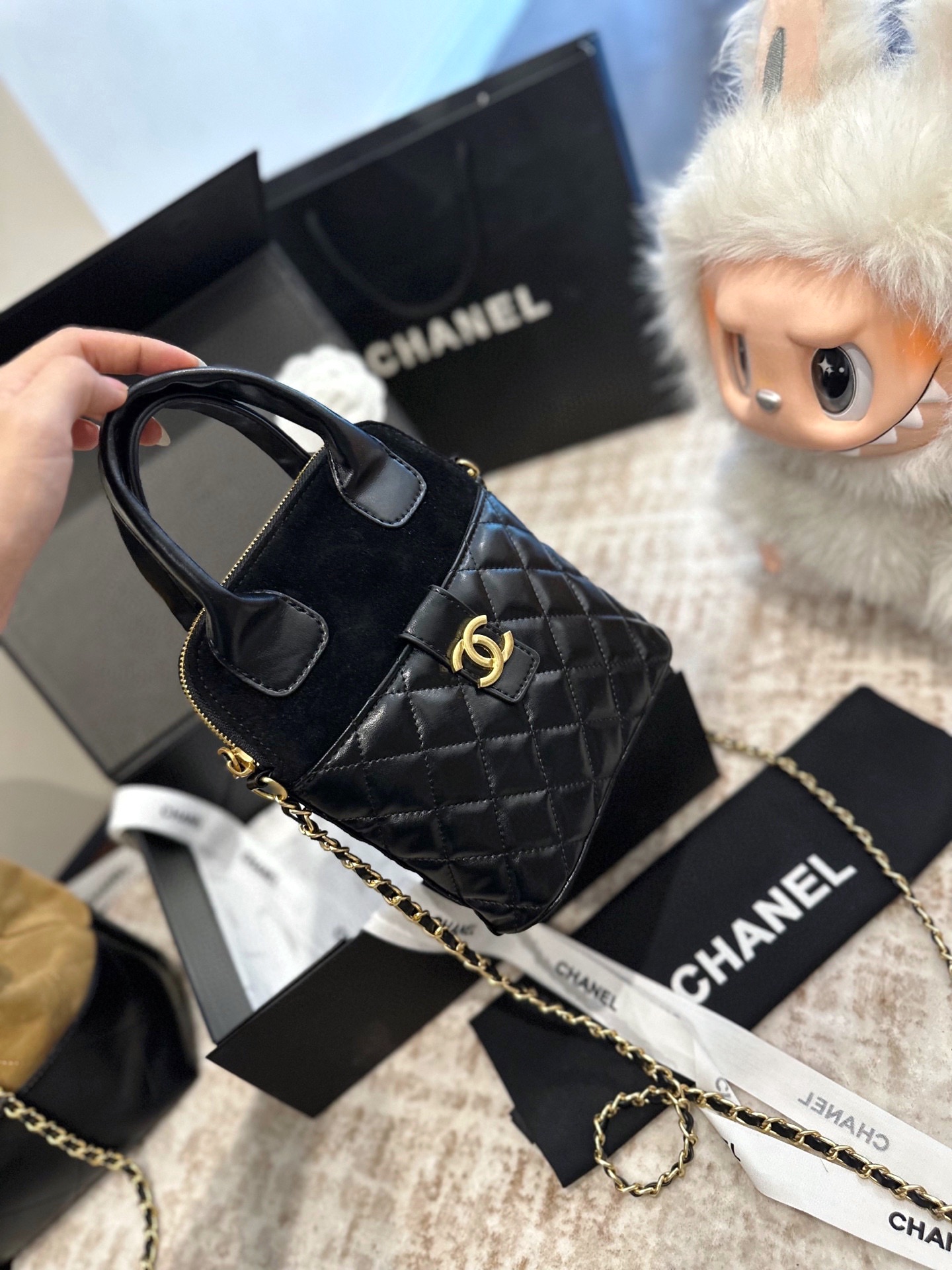CHANEL 25a hand-held chain bag