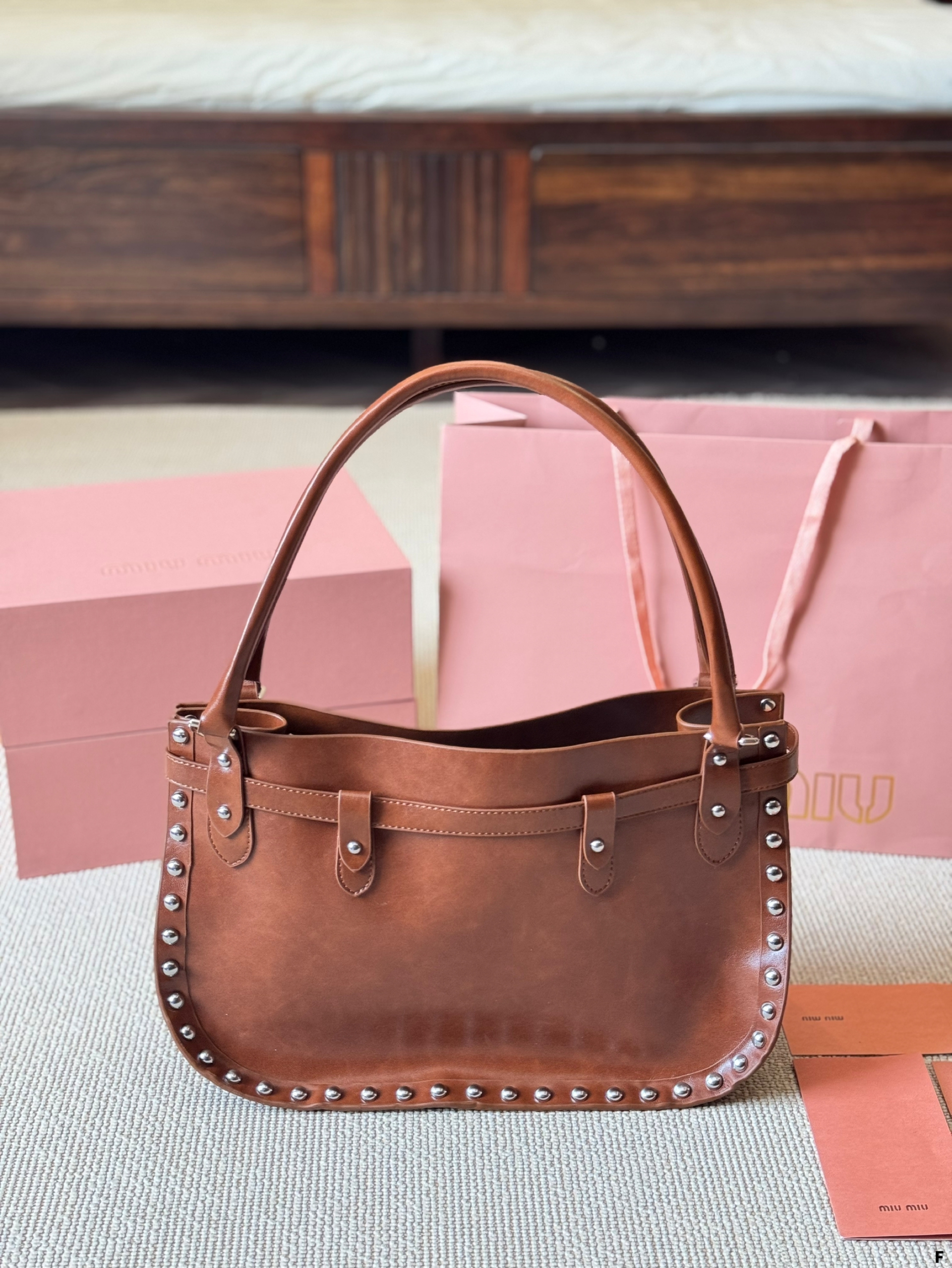 MIUMIU heart-shaped rivet dumplings underarm bag