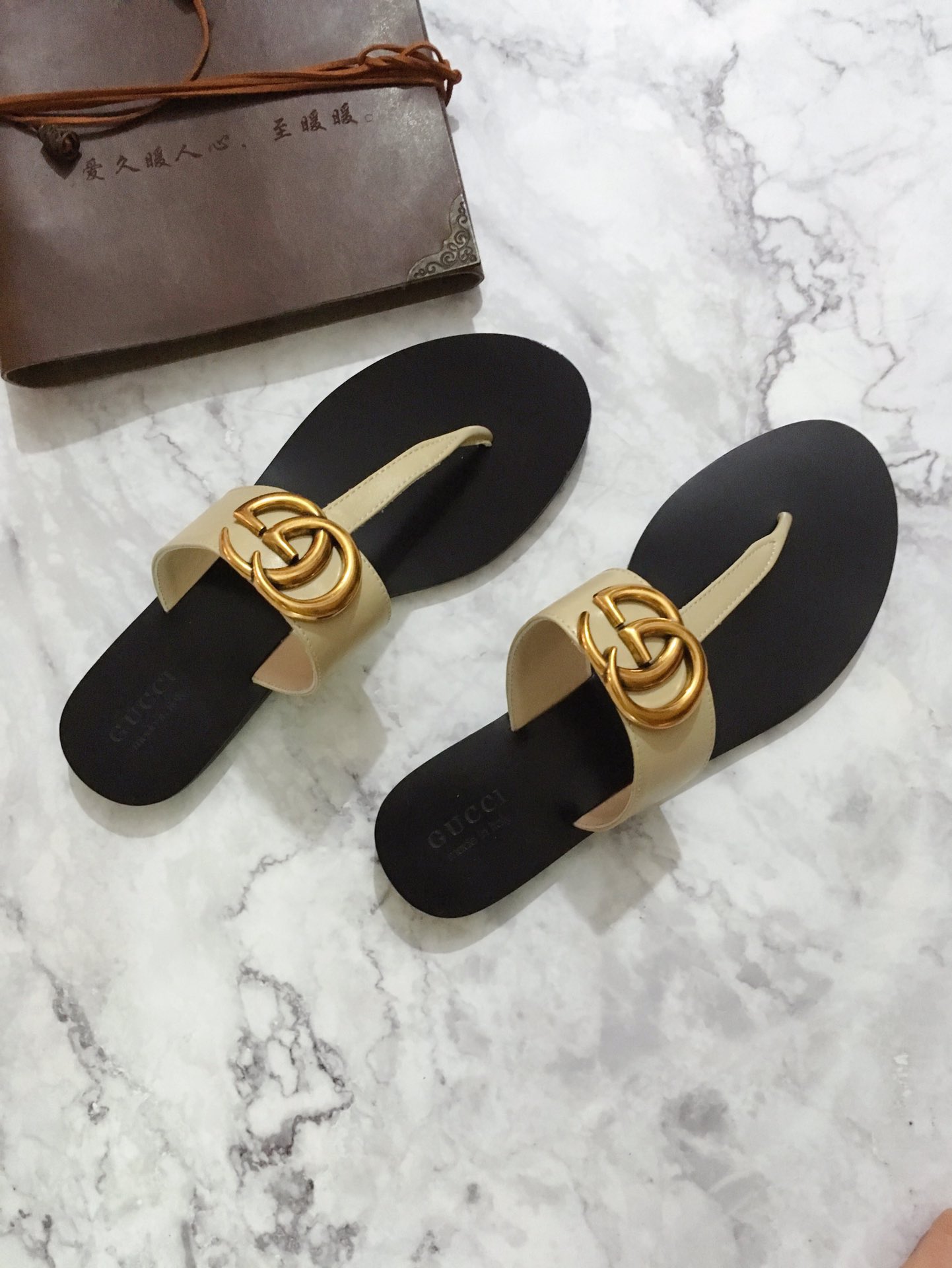 Gucci Flat-bottomed flip-flop with split toes