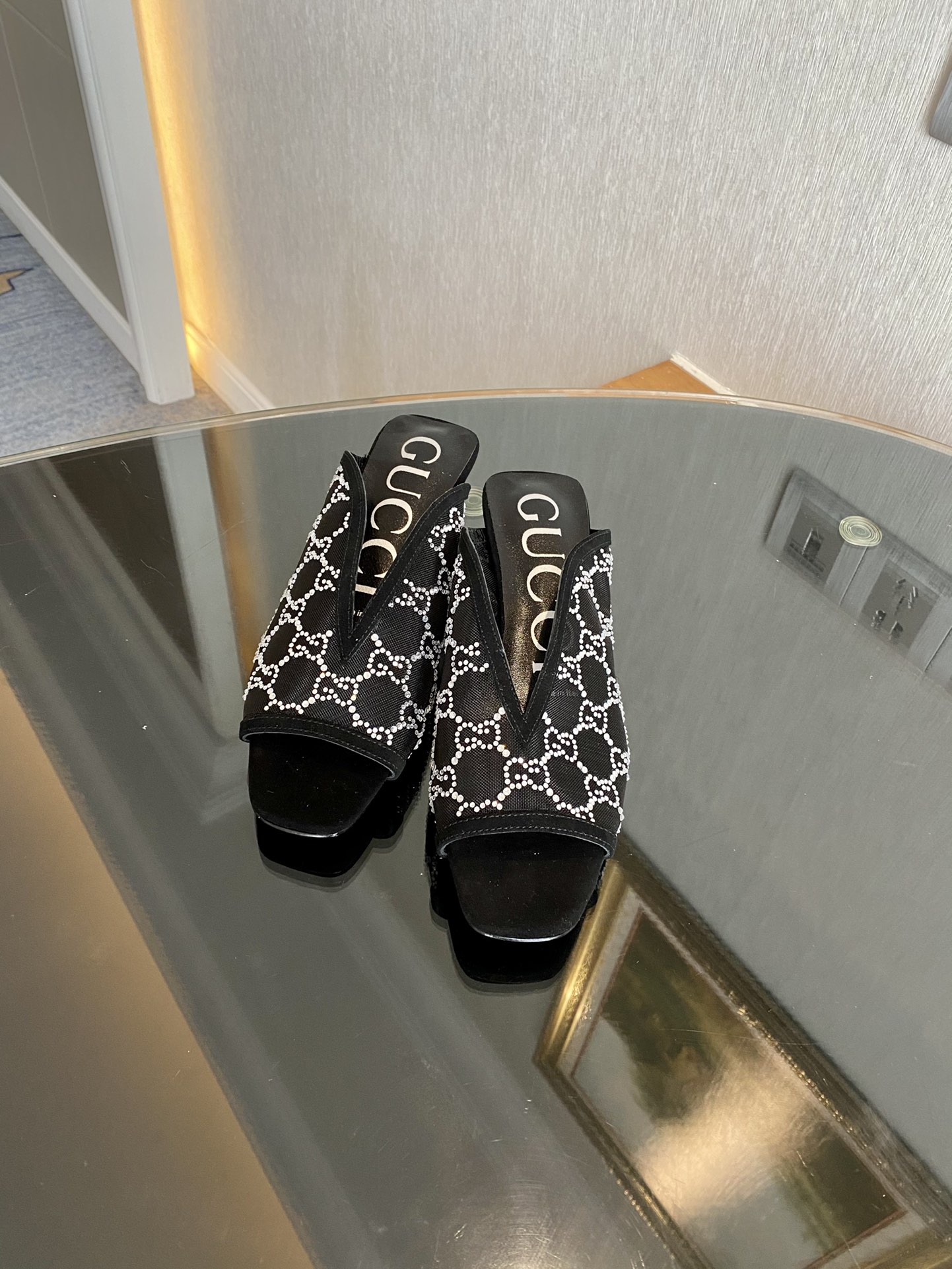 Gucci low-heeled shoes sandals