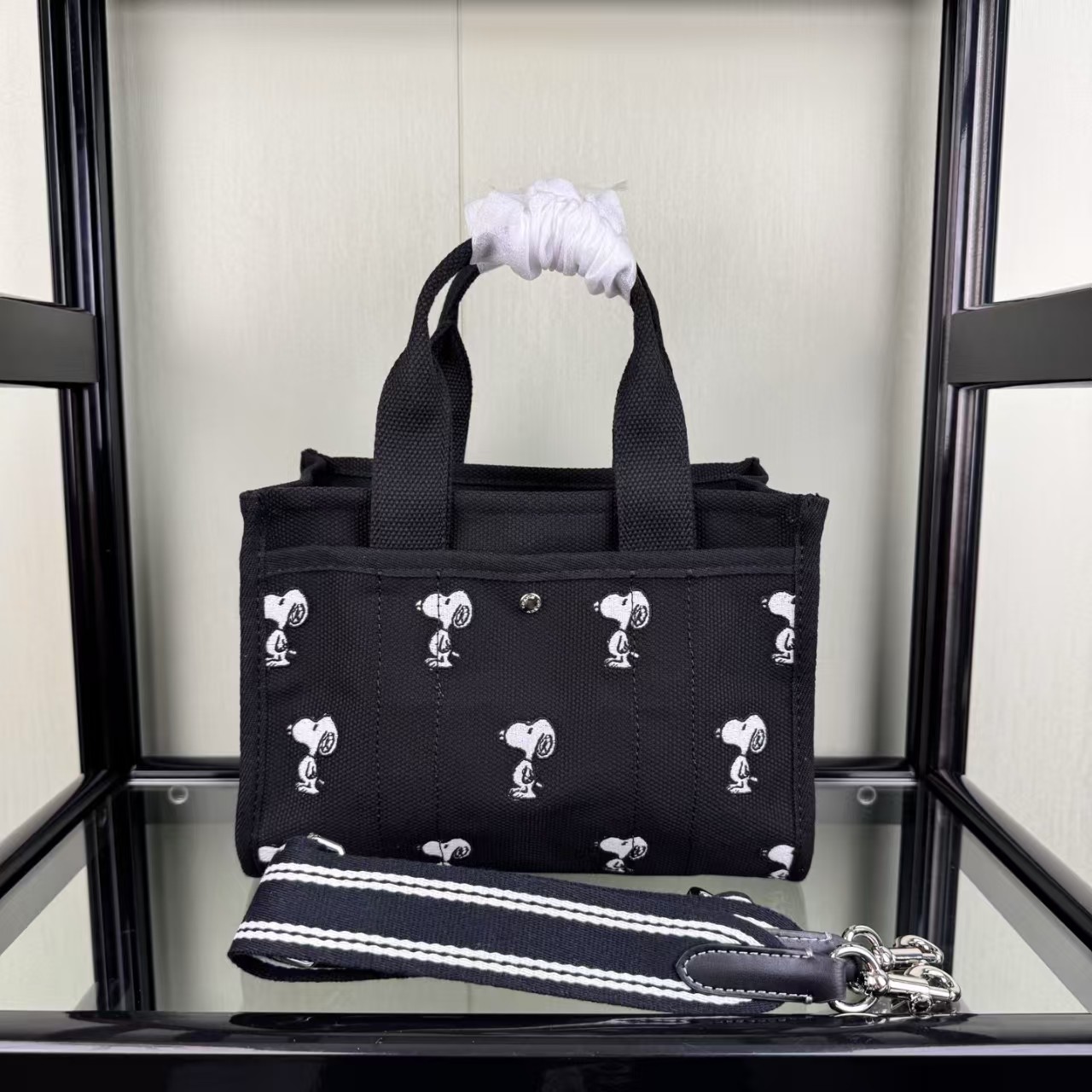 Coach CBF70 Snoopy embroider tote bag