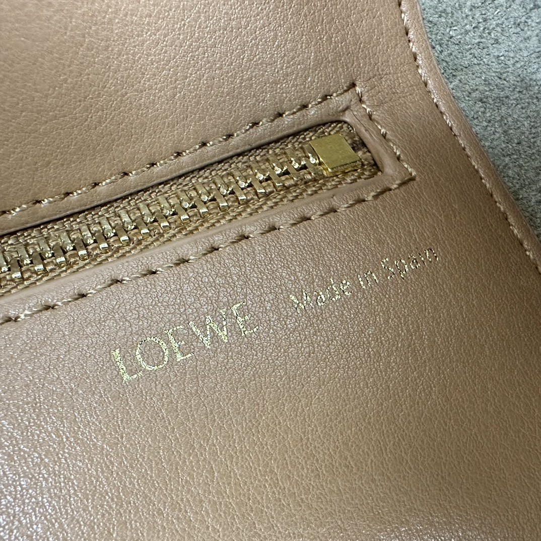 Loewe Squeeze handbag