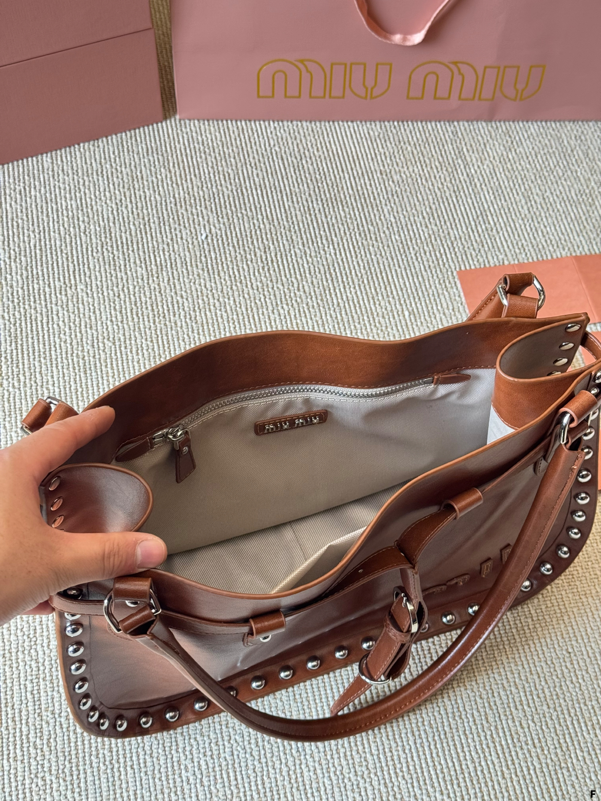 MIUMIU heart-shaped rivet dumplings underarm bag