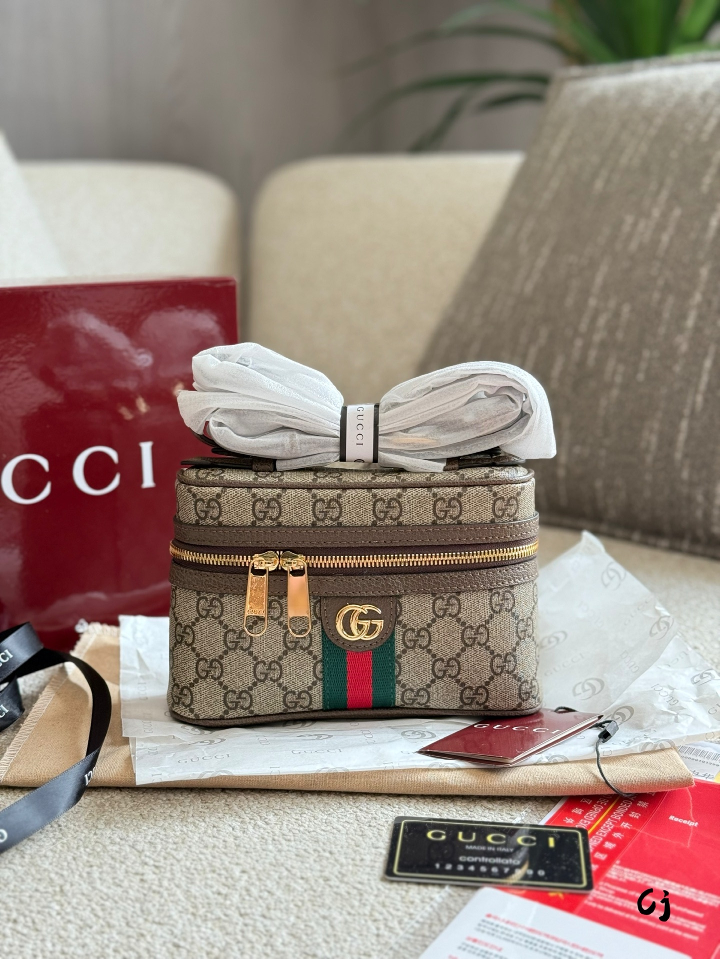 Gucci cosmetic bag LP lunch bag Leather shoulder bag