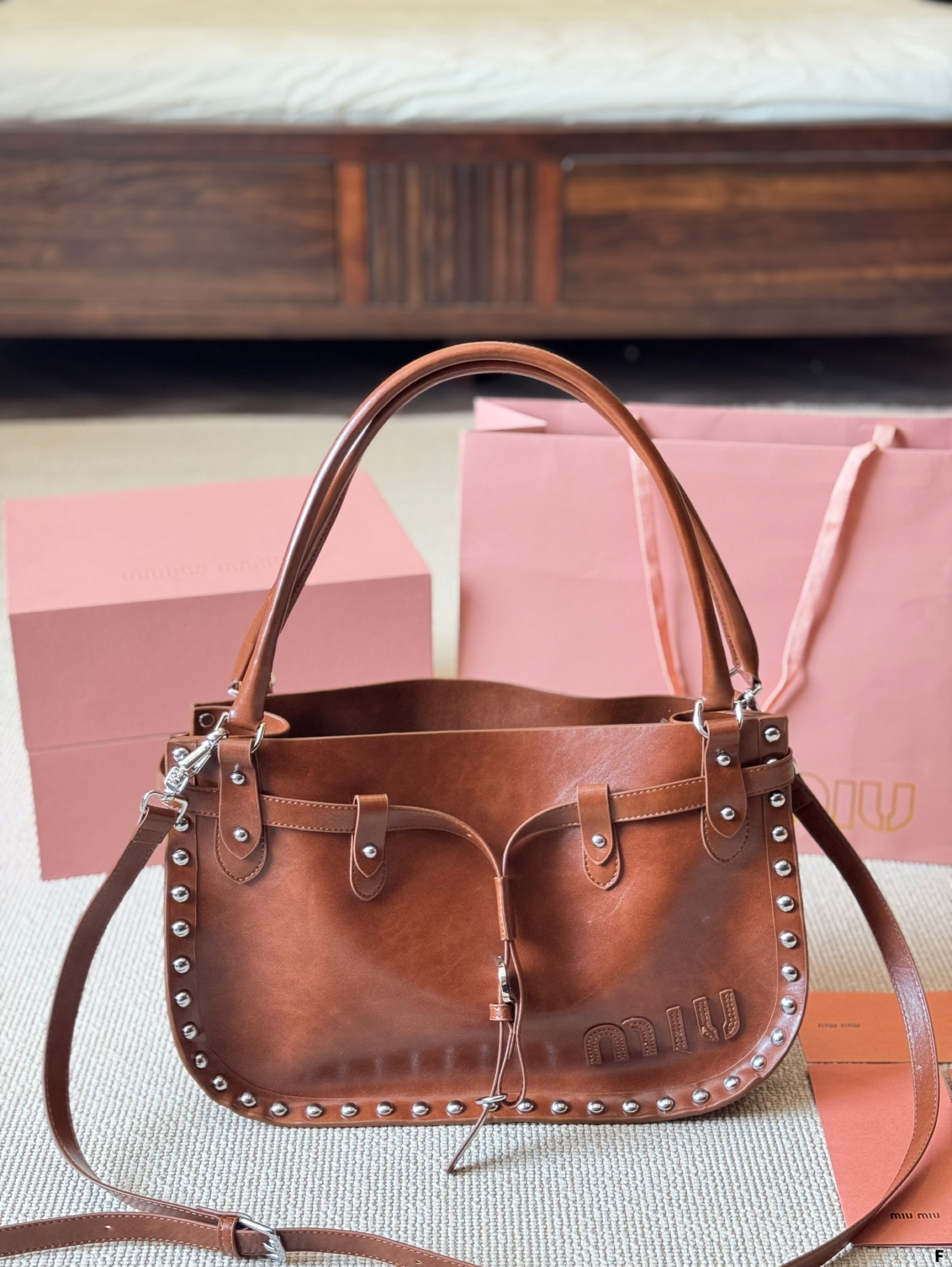 MIUMIU heart-shaped rivet dumplings underarm bag