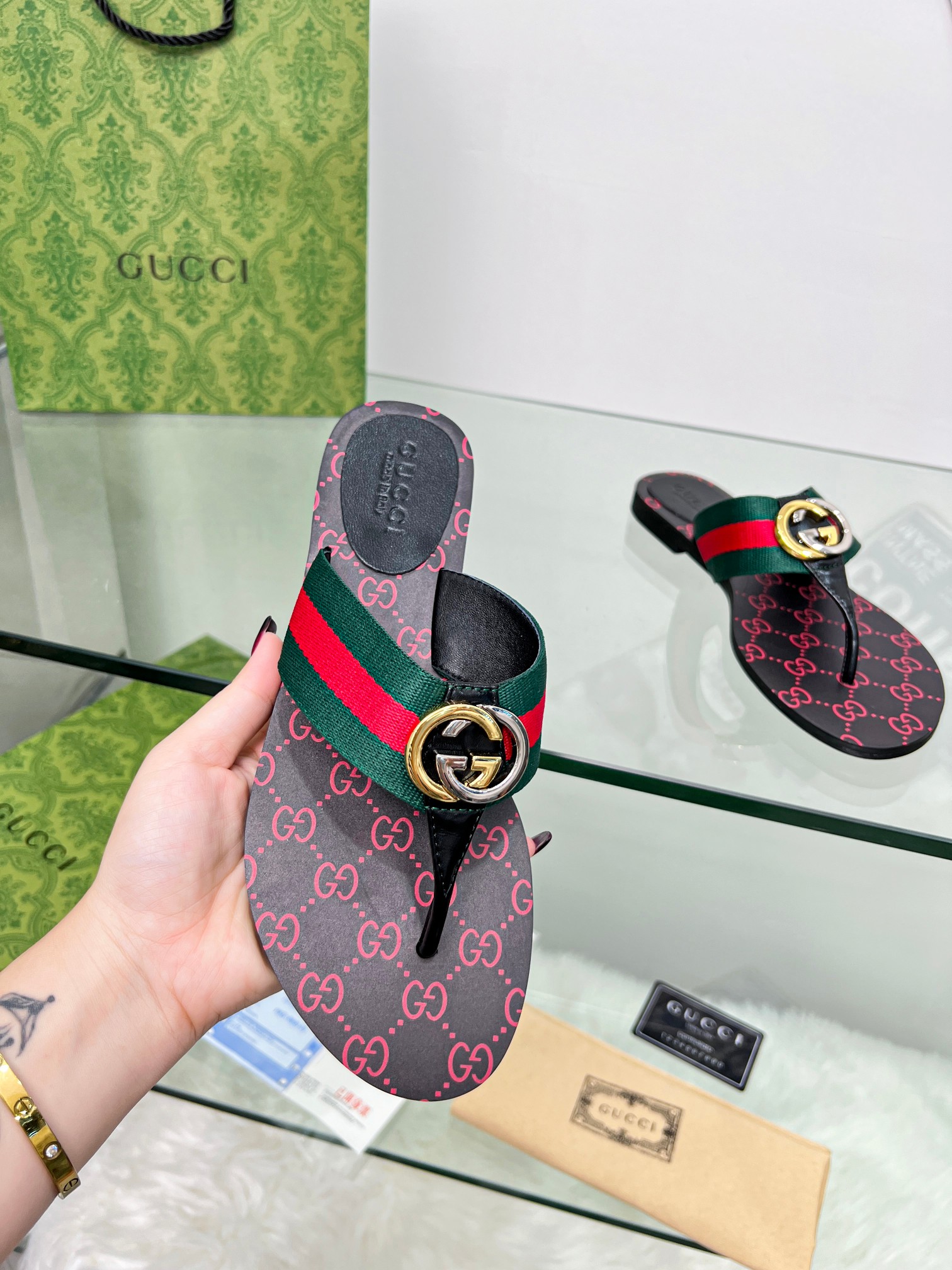 Gucci flip-flop slippers sandals