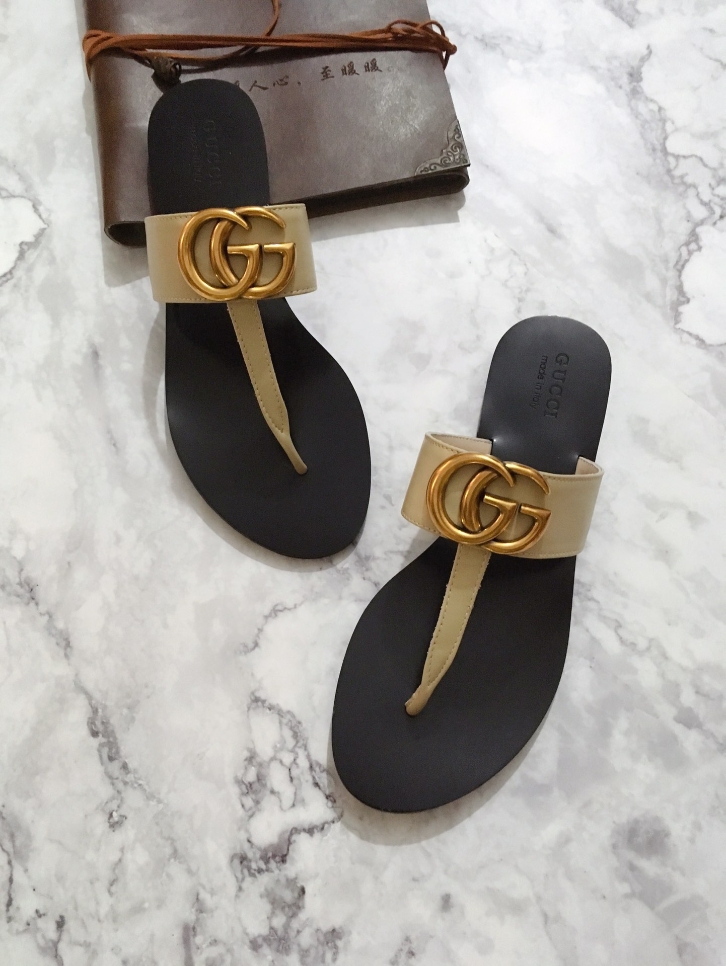 Gucci Flat-bottomed flip-flop with split toes