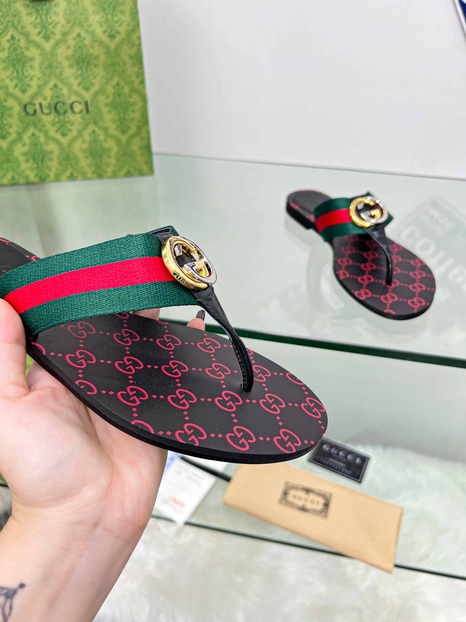 Gucci flip-flop slippers sandals