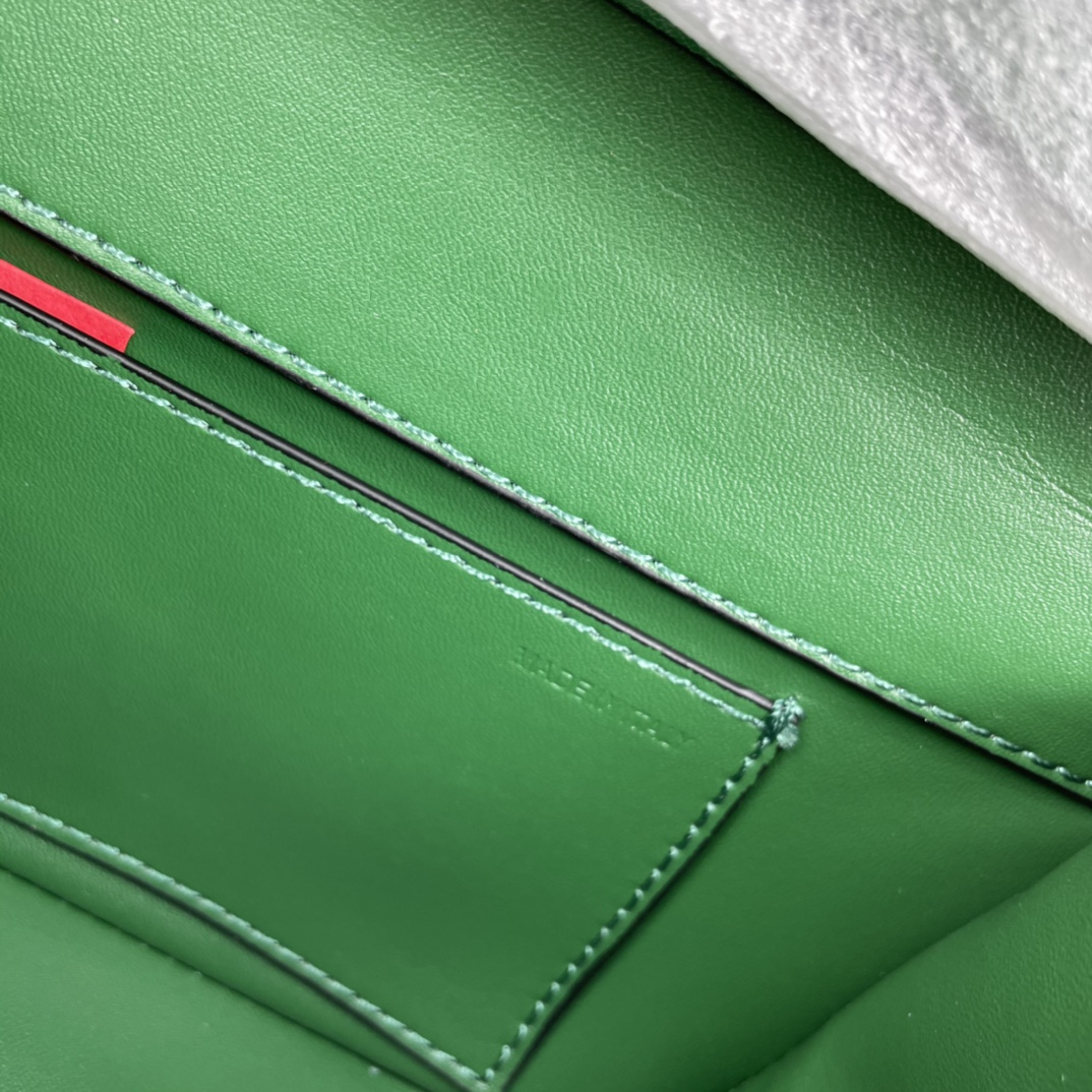 VALENTINO LOCÒ VLogo Signature chain shoulder bag