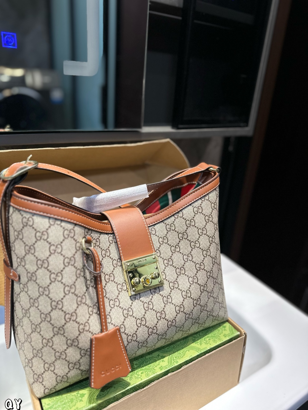 Gucci padlock classic handbag Simple and versatile