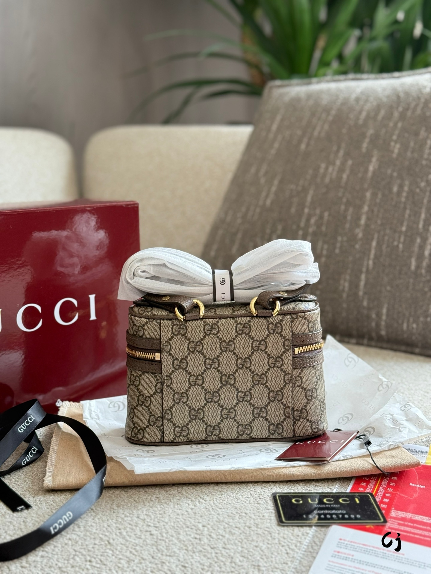 Gucci cosmetic bag LP lunch bag Leather shoulder bag