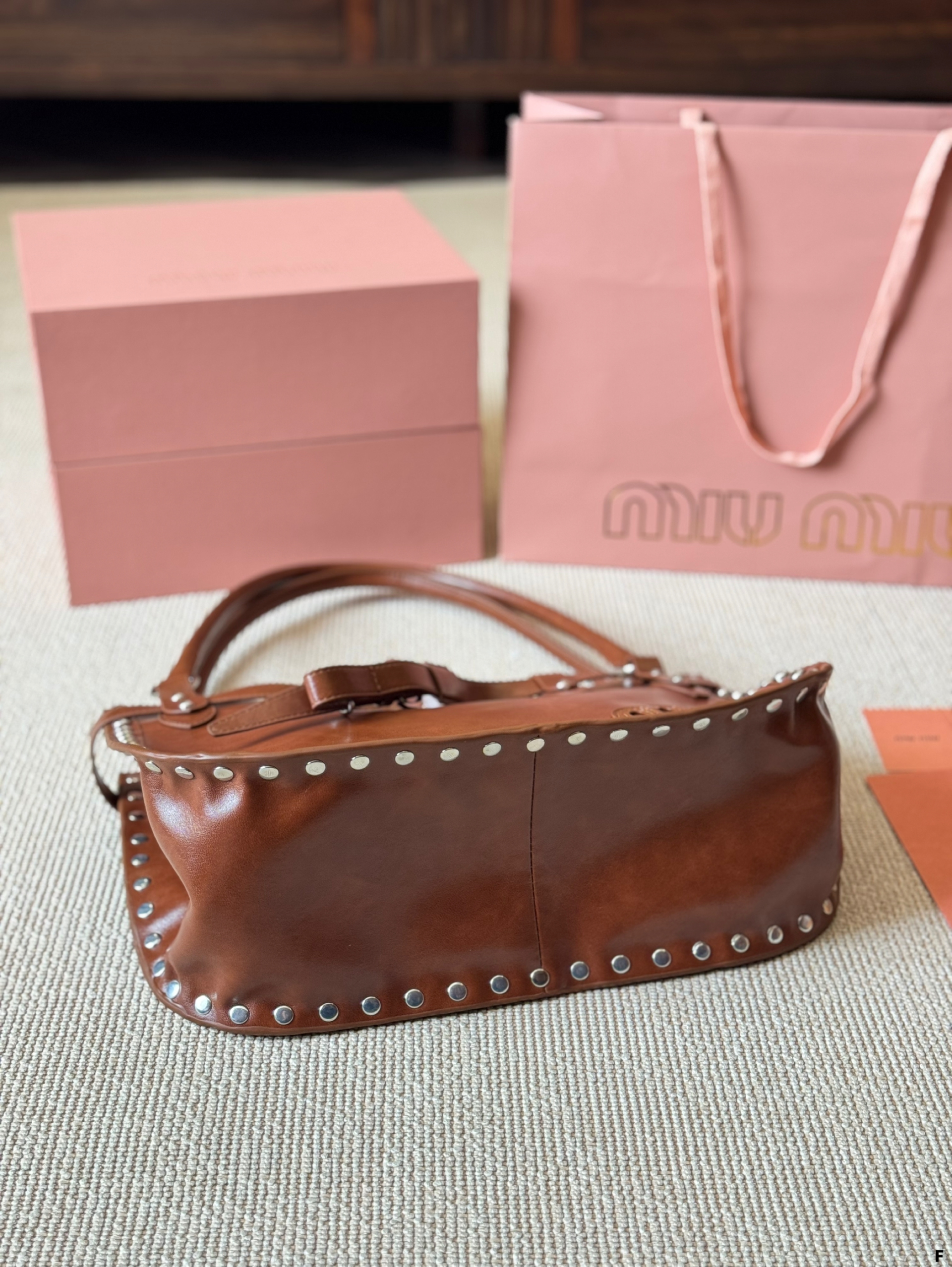 MIUMIU heart-shaped rivet dumplings underarm bag