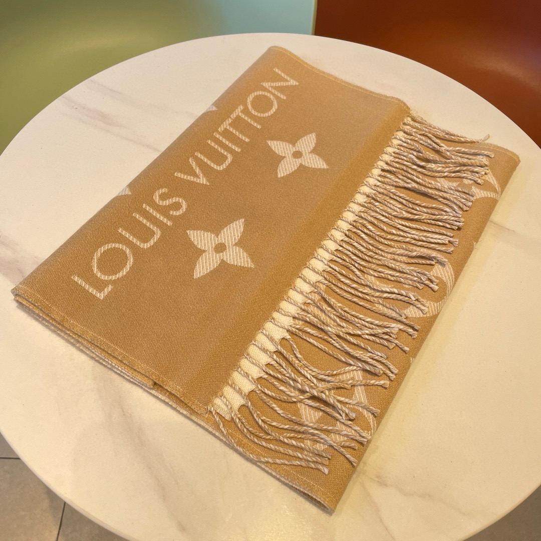 LV Essential Scarf