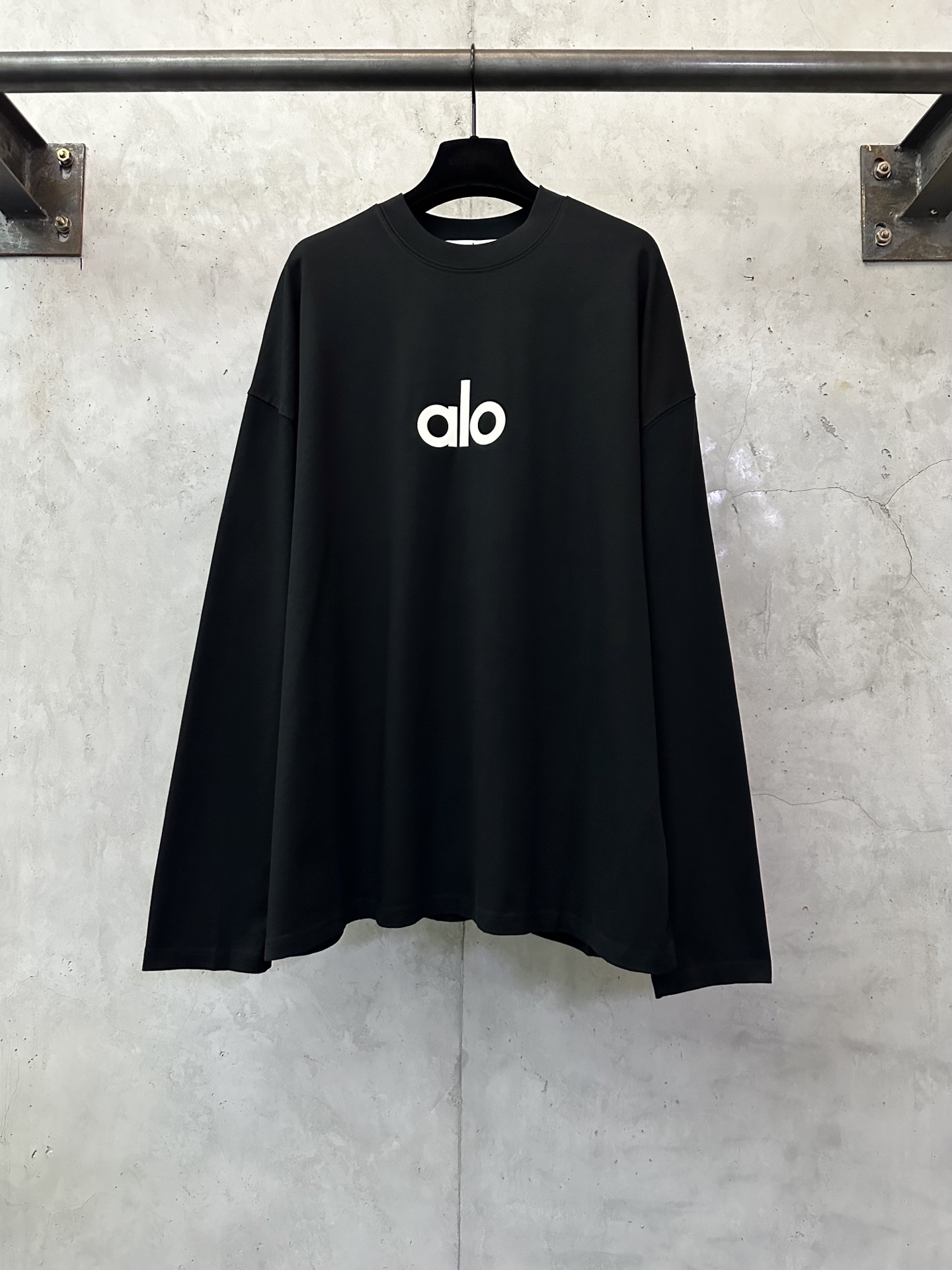 Alo Yoga Classic Crew Neck Long Sleeve T-Shirt