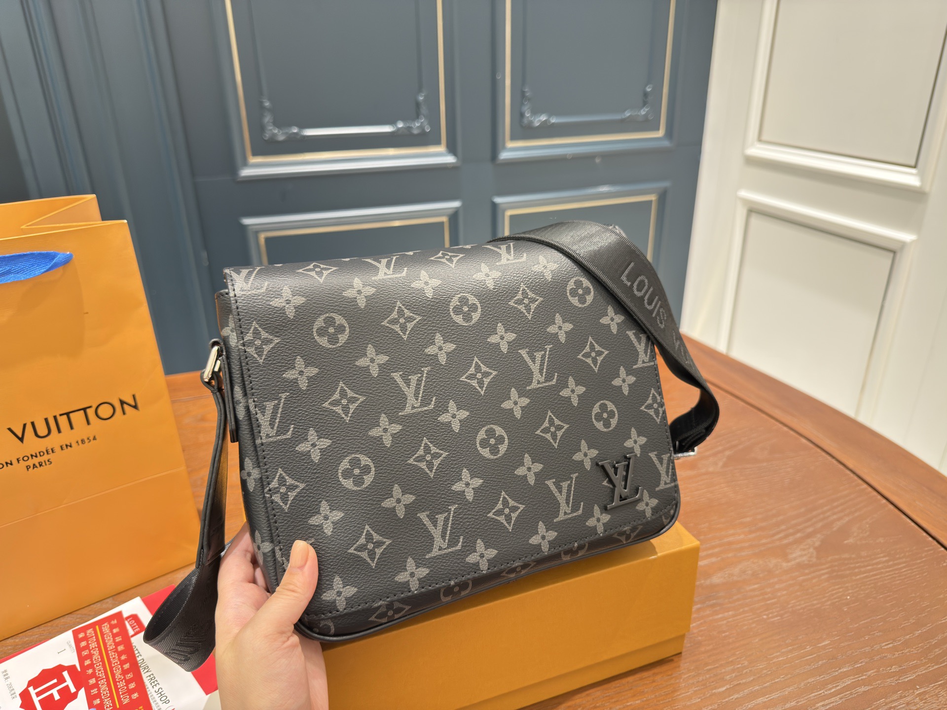 LV Men's Messenger shoulder Bag