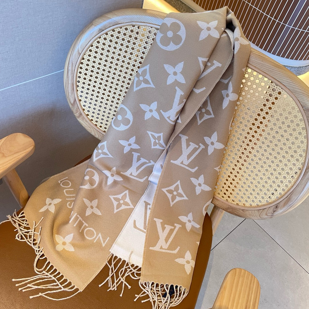 LV Essential Scarf