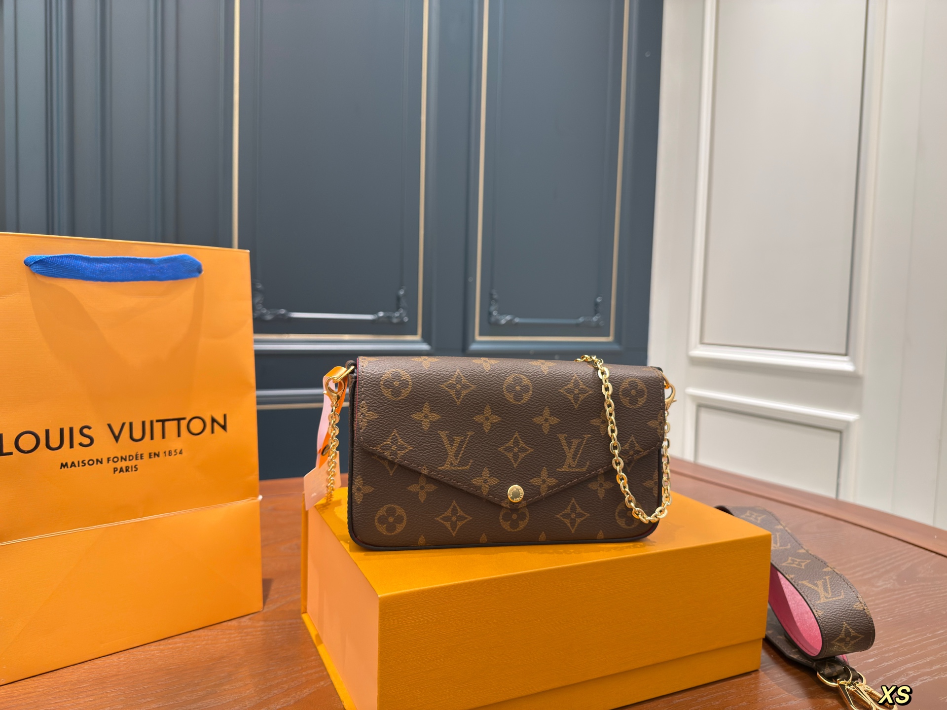 LV Three-piece Envelope Bag