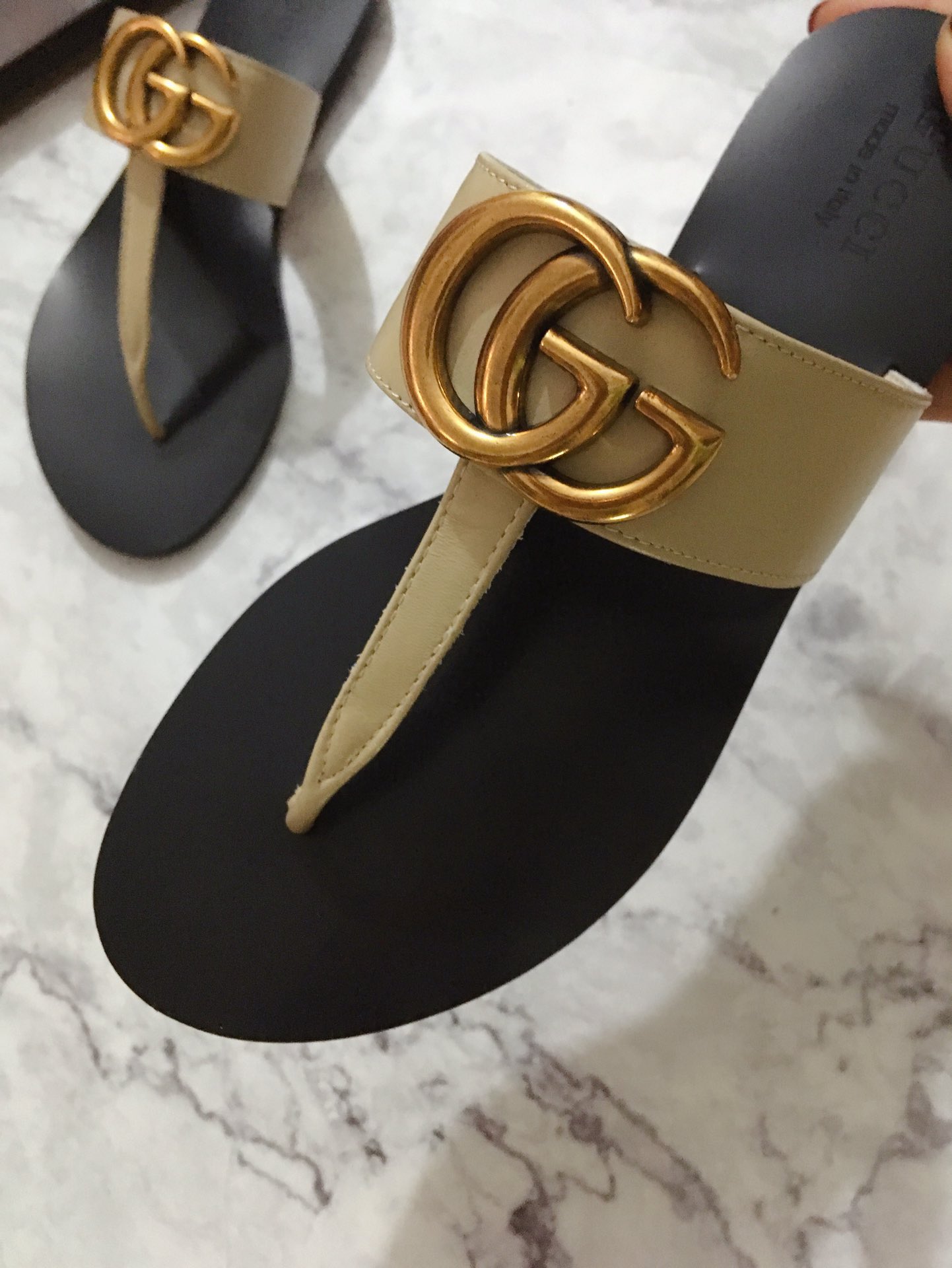 Gucci Flat-bottomed flip-flop with split toes