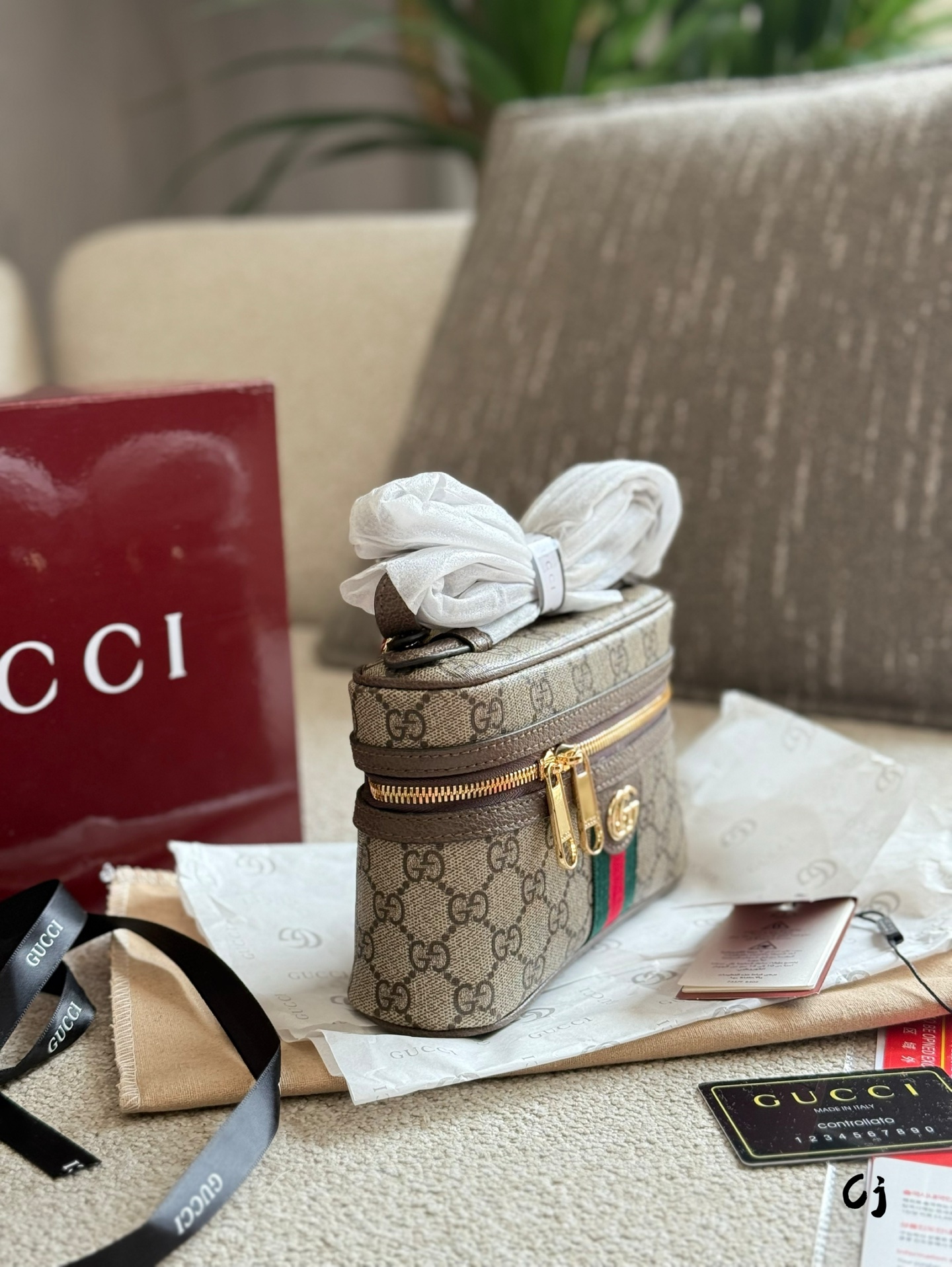 Gucci cosmetic bag LP lunch bag Leather shoulder bag