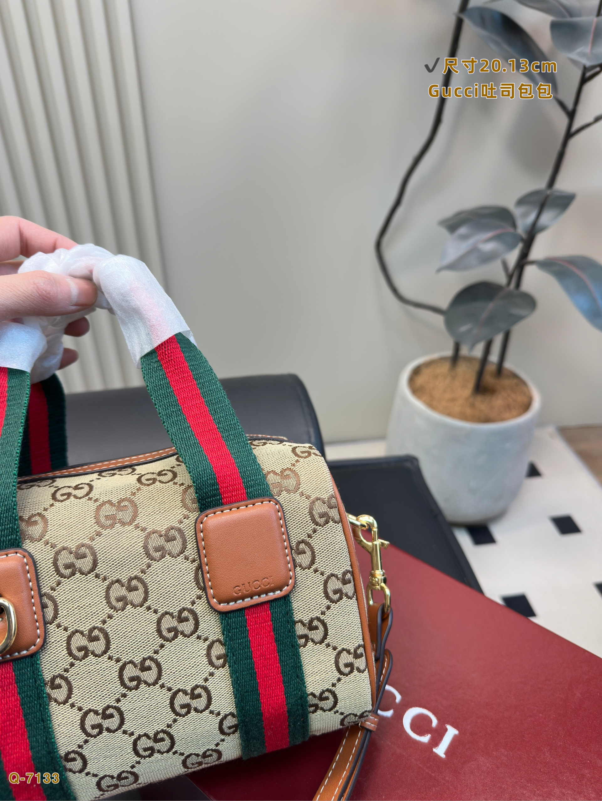 Gucci speedy shoulder handbag