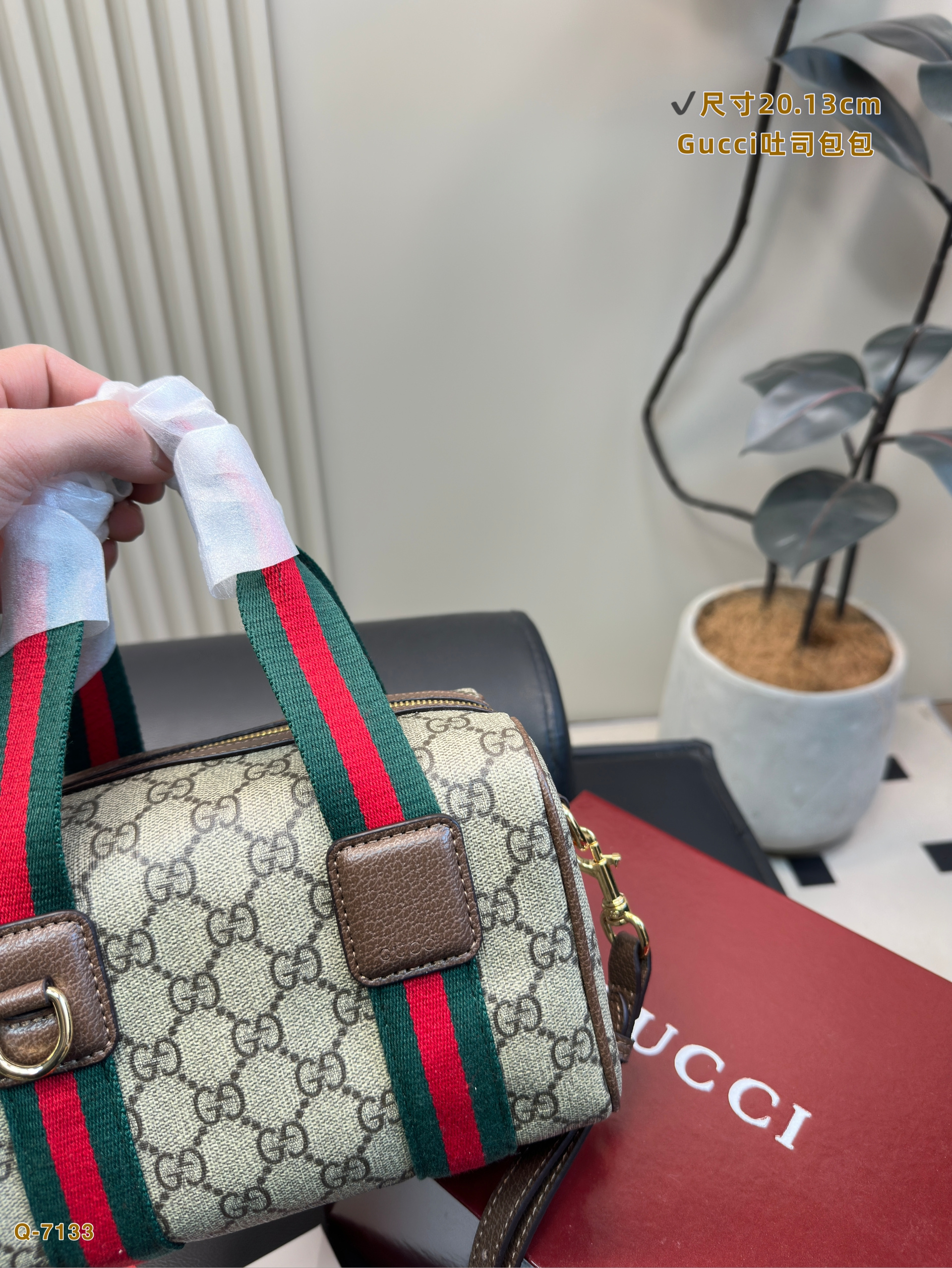 Gucci speedy shoulder handbag