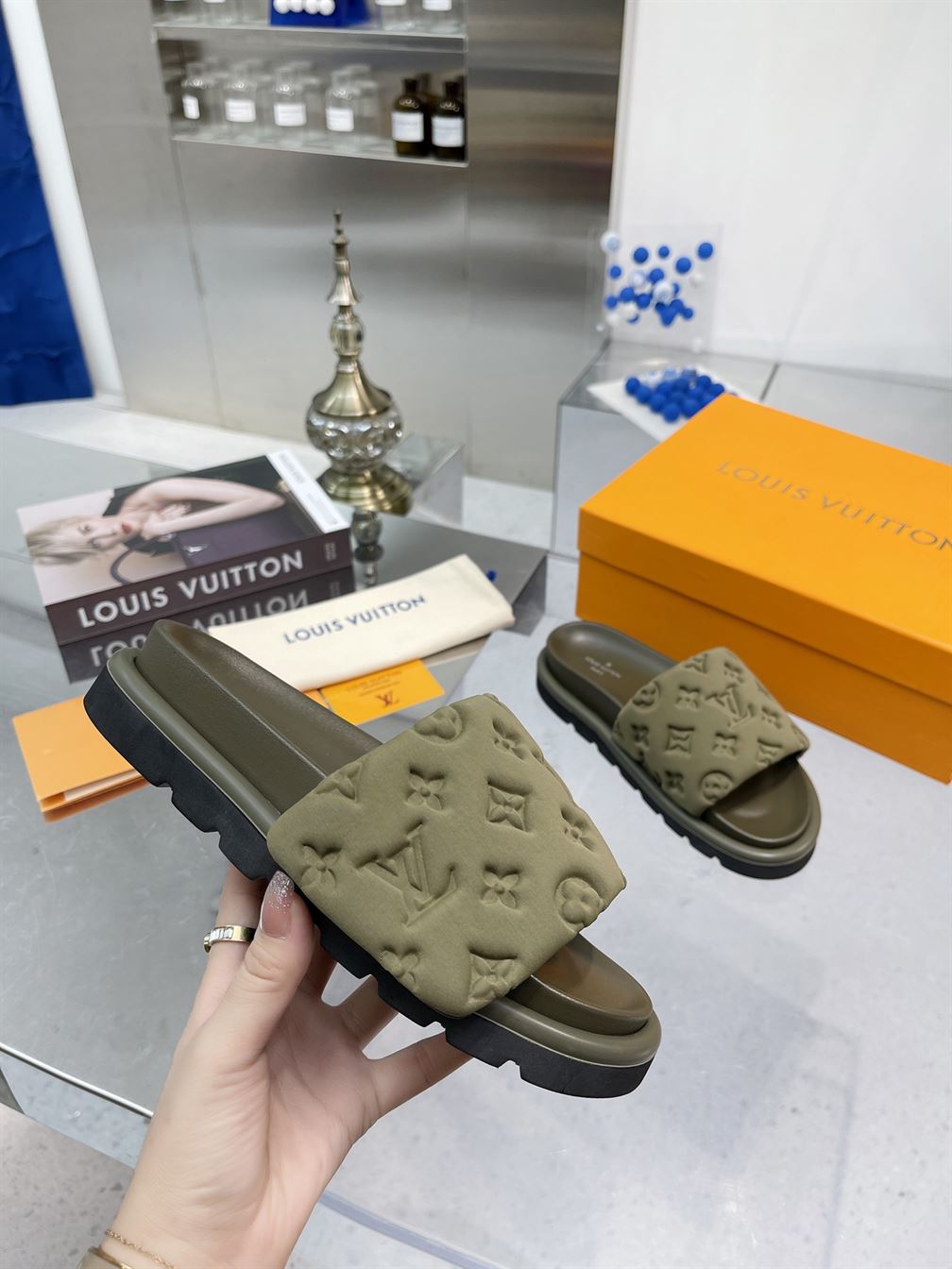 LOUIS VUITTON POOL PILLOW FLAT COMFORT MULE – LVSD055