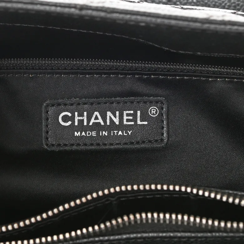 Chanel classic leather handbag black