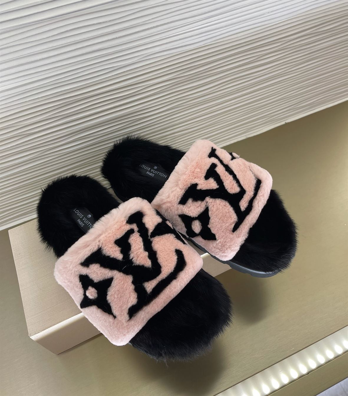 LOUIS VUITTON POOL PILLOW COMFORT MULES – LVSD054