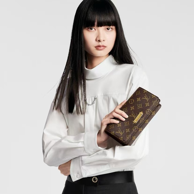 LOUIS VUITTON LILY MONOGRAM WALLET ON CHAIN
