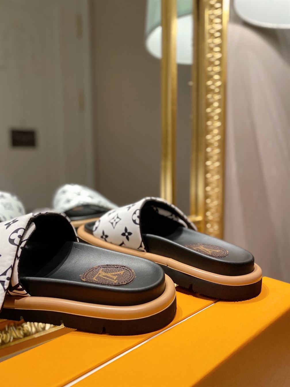 LOUIS VUITTON SLIDES – LVSD008