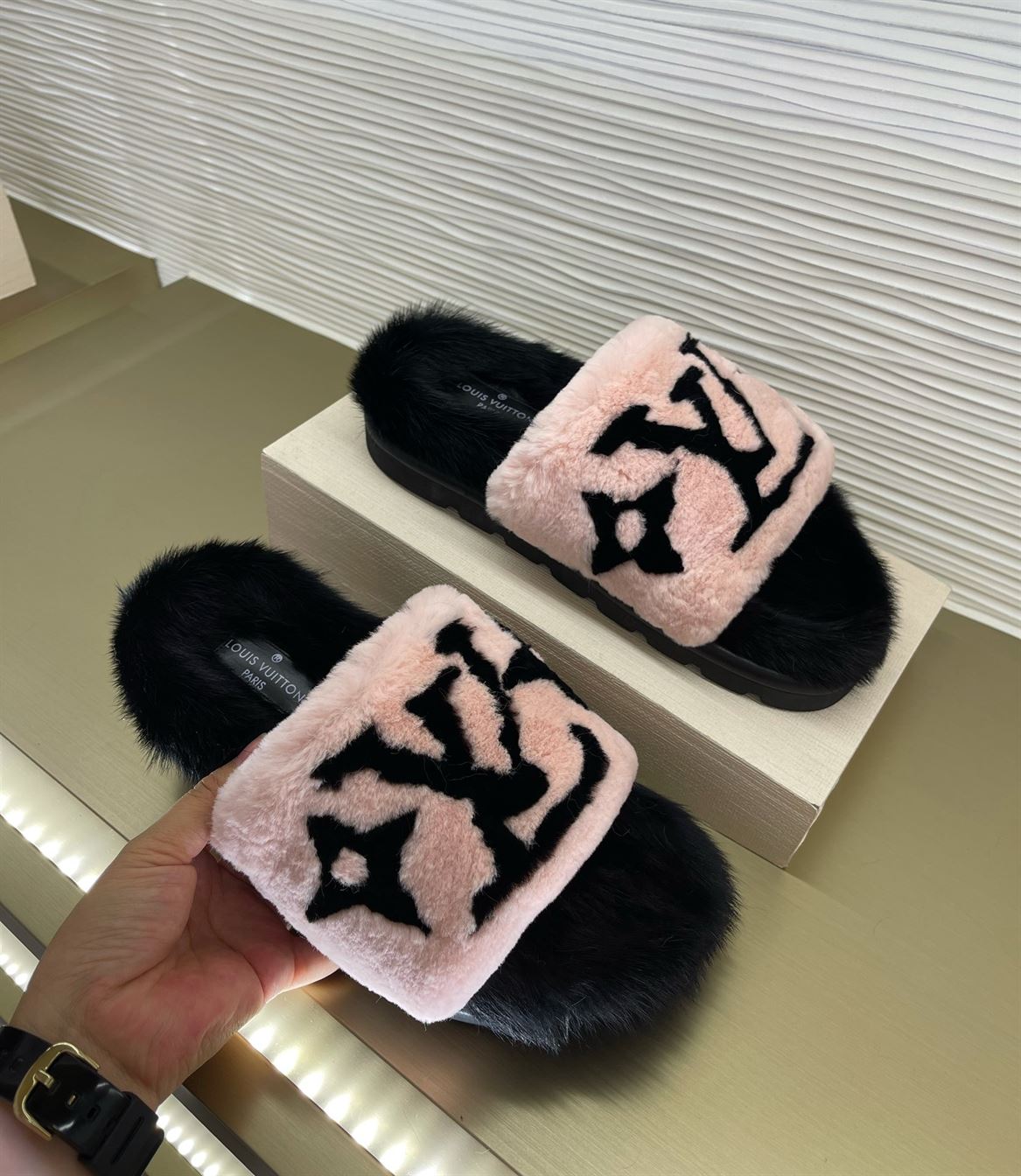 LOUIS VUITTON POOL PILLOW COMFORT MULES – LVSD054