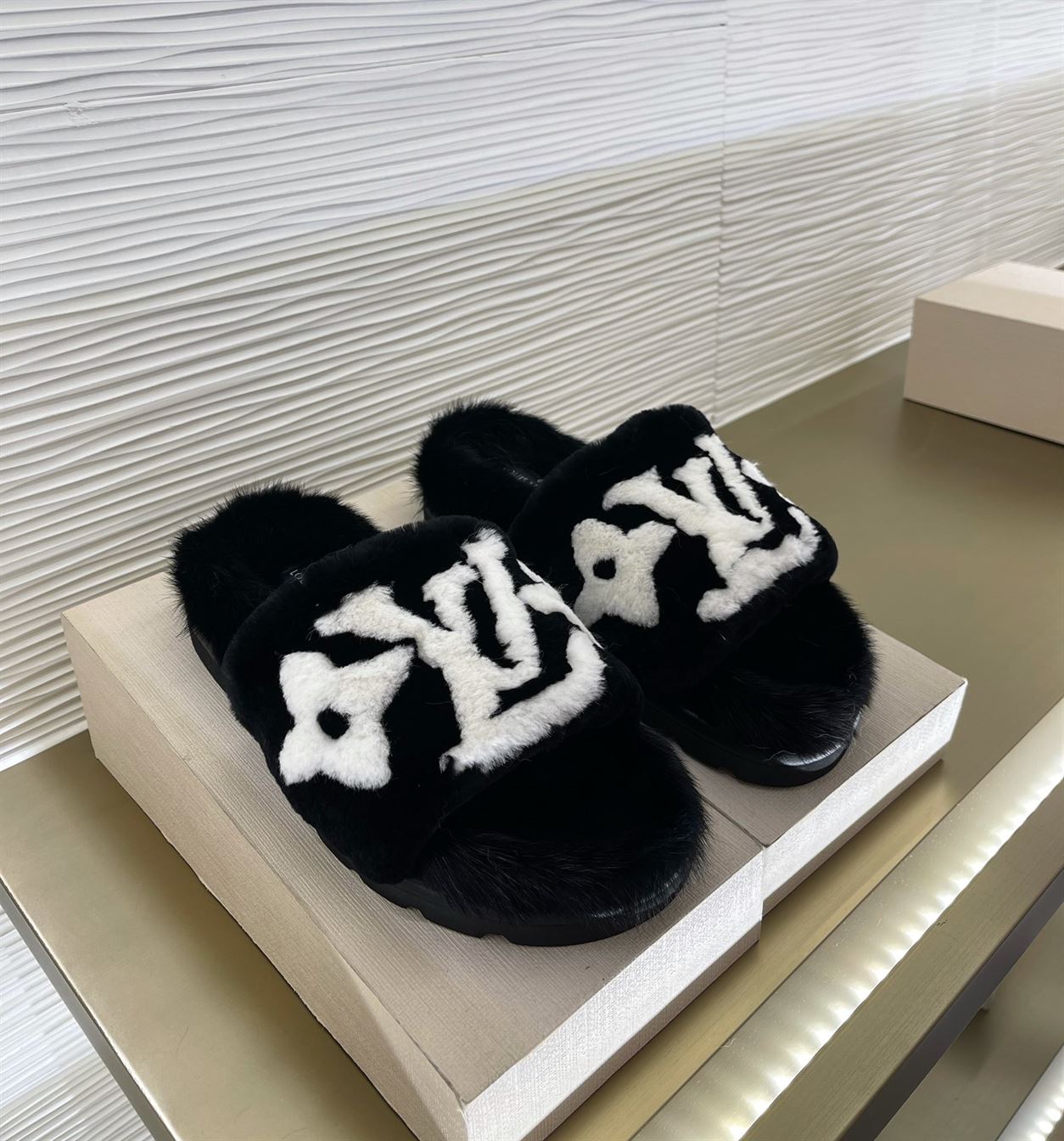 LOUIS VUITTON POOL PILLOW COMFORT MULES – LVSD053