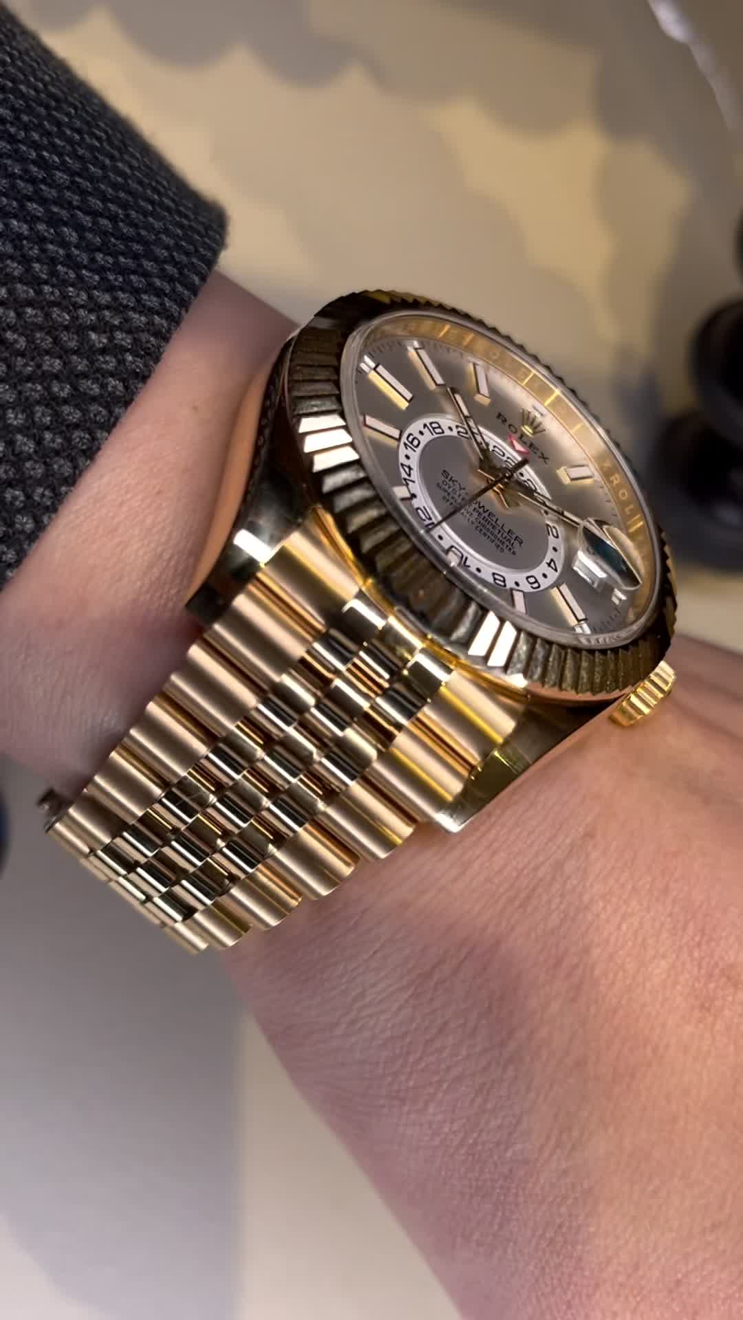 Rolex Sky-Dweller Automatic Men's 18kt Yellow Gold White Dial Oyster Watch 330933-0009