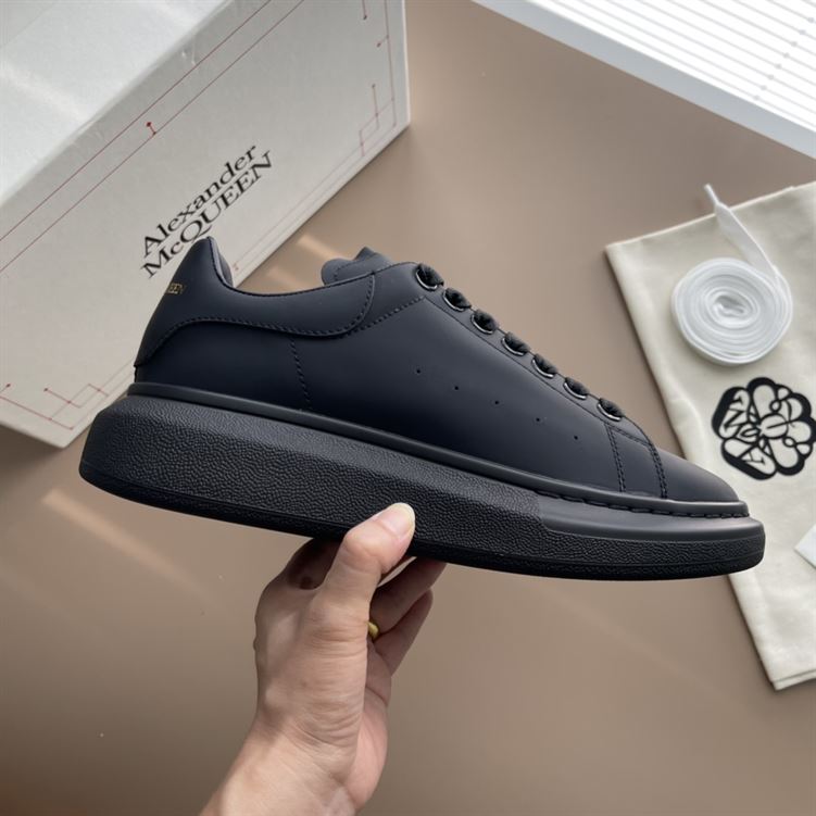 ALEXANDER MCQUEEN OVERSIZED SNEAKER BLACK SUEDE – ALD016