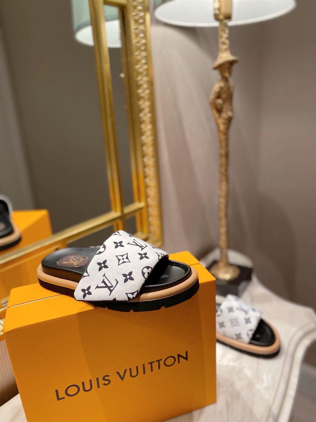 LOUIS VUITTON SLIDES – LVSD008