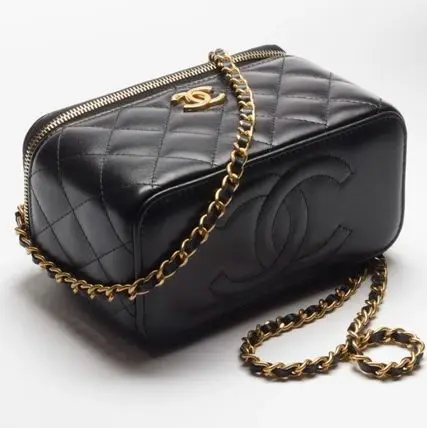 🔥Published in CLASSY magazine🔥! CHANEL💓Loved by women all over the world! Chanel Lambskin Vanity Bag