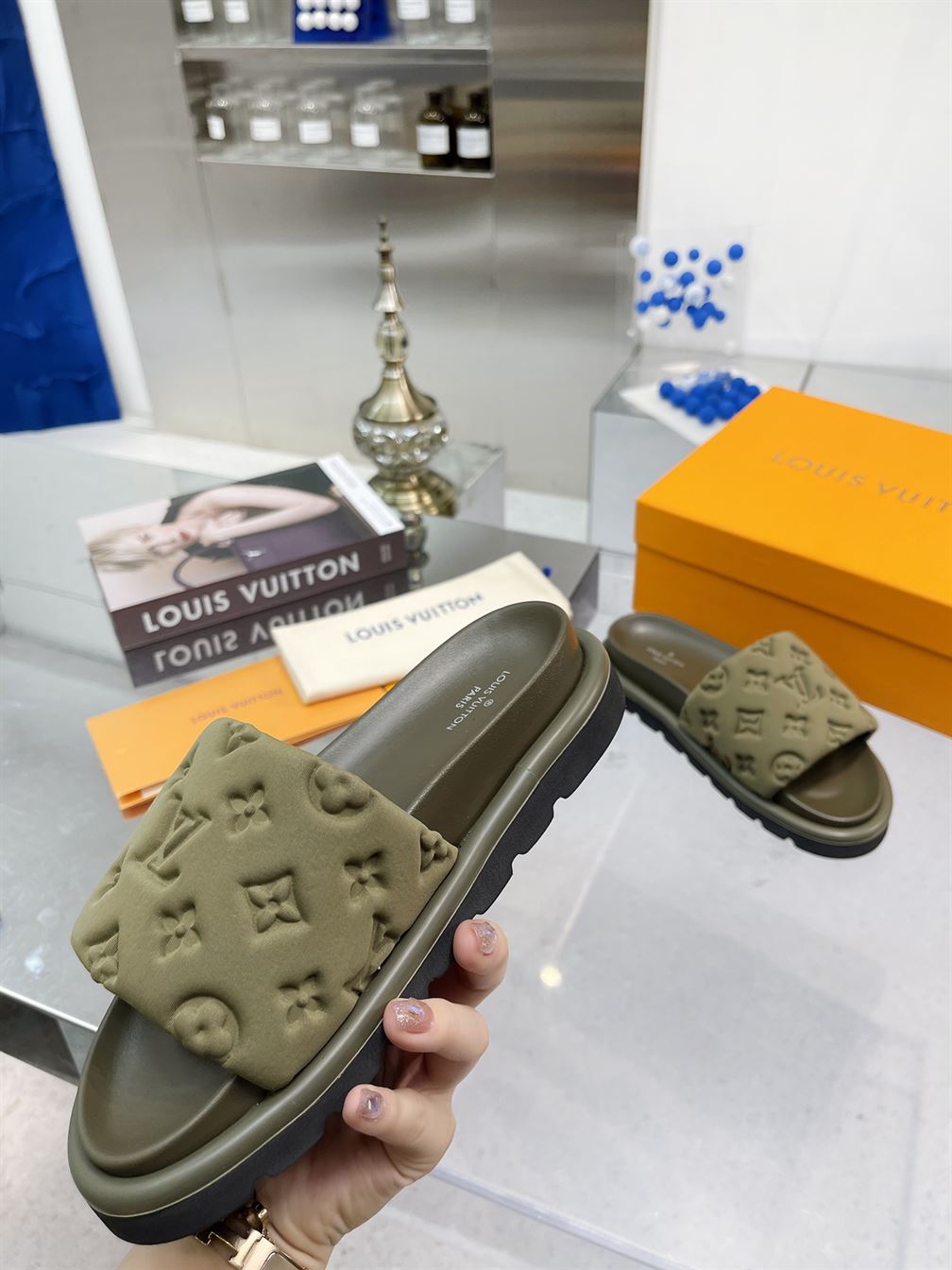 LOUIS VUITTON POOL PILLOW FLAT COMFORT MULE – LVSD055