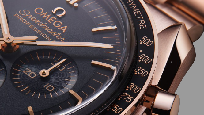OMEGA SPEEDMASTER MOONWATCH PROFESSIONAL 42 MM, SEDNA™ GOLD ON SEDNA™ GOLD