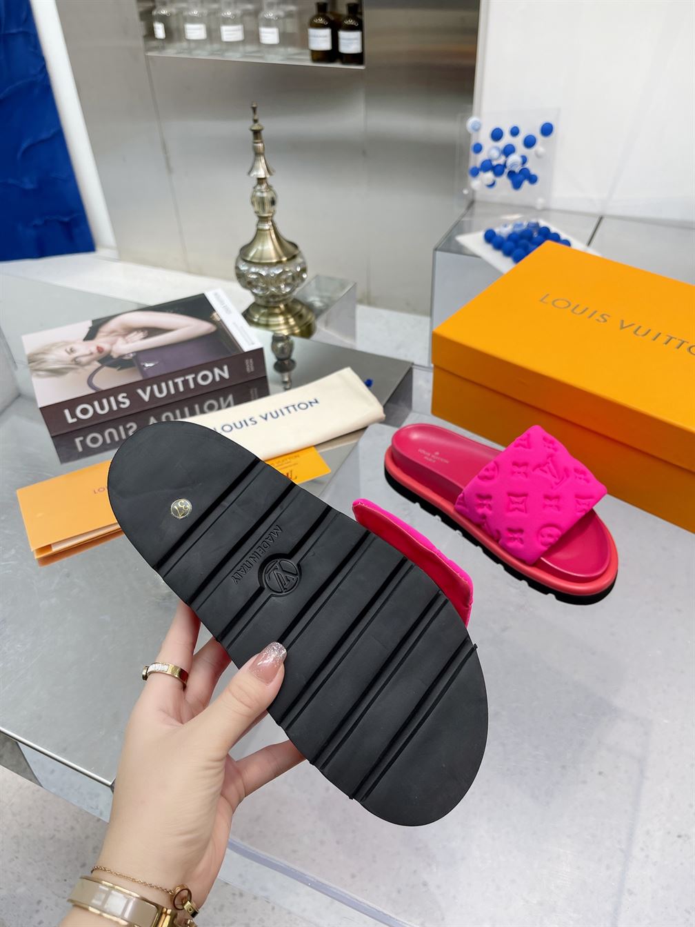 LOUIS VUITTON POOL PILLOW FLAT COMFORT MULE – LVSD051