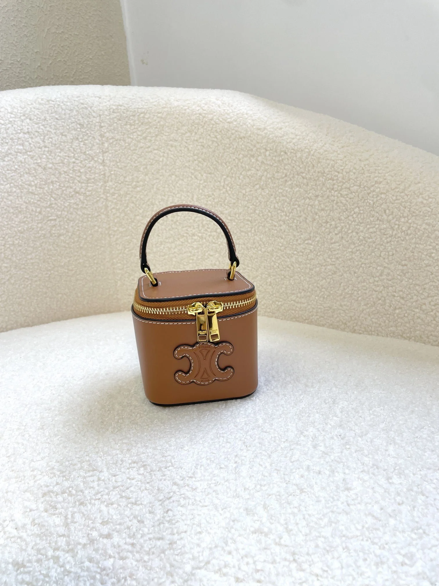 CELINE 23s Spring/Summer – Mini smooth leather makeup case brown 8080 Size: 9.5* 8* 9cm - LITELUX