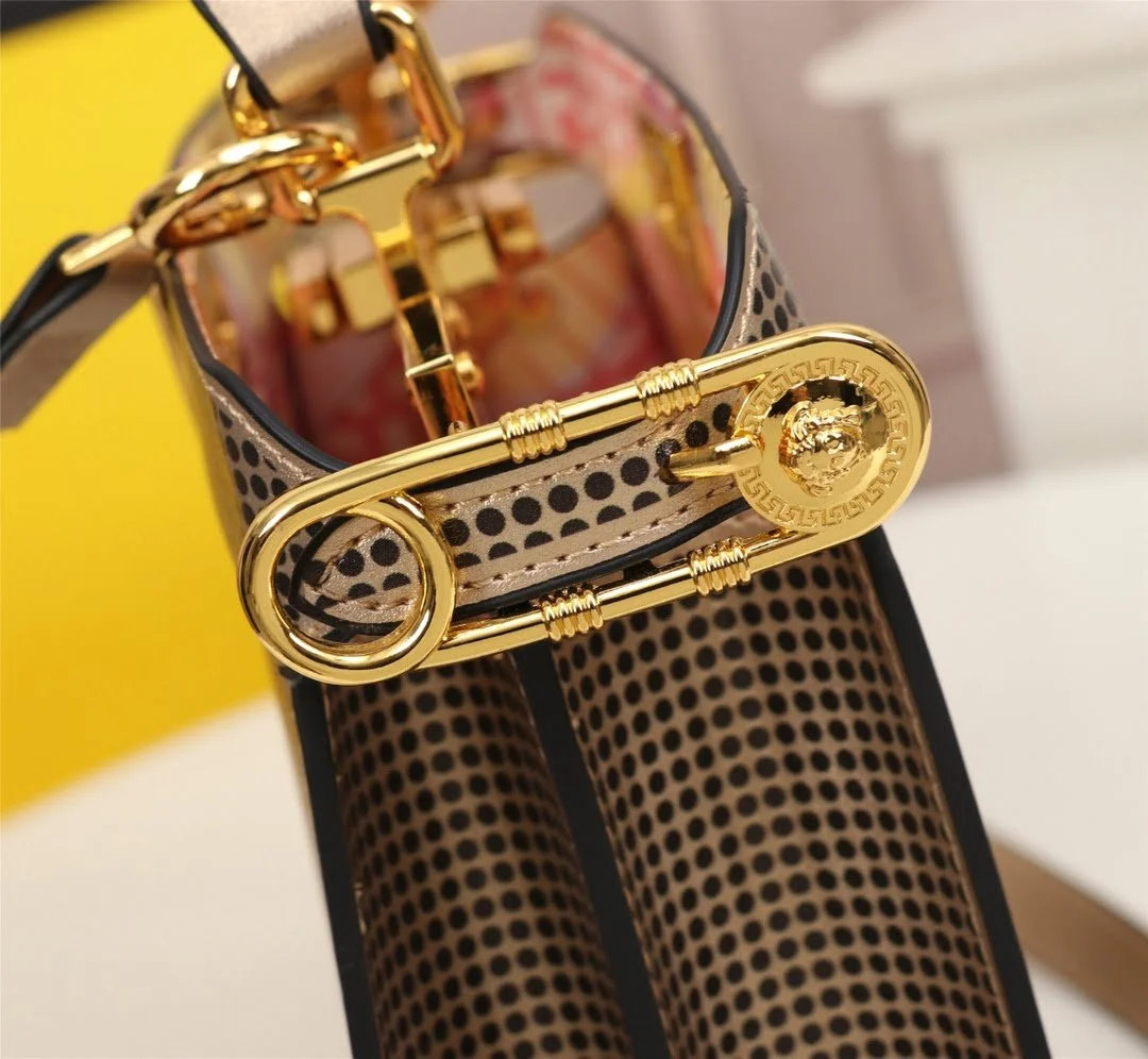 FENDI Iseeu Clip bag size:33* 24.5cm/ 24 *20cm - LITELUX