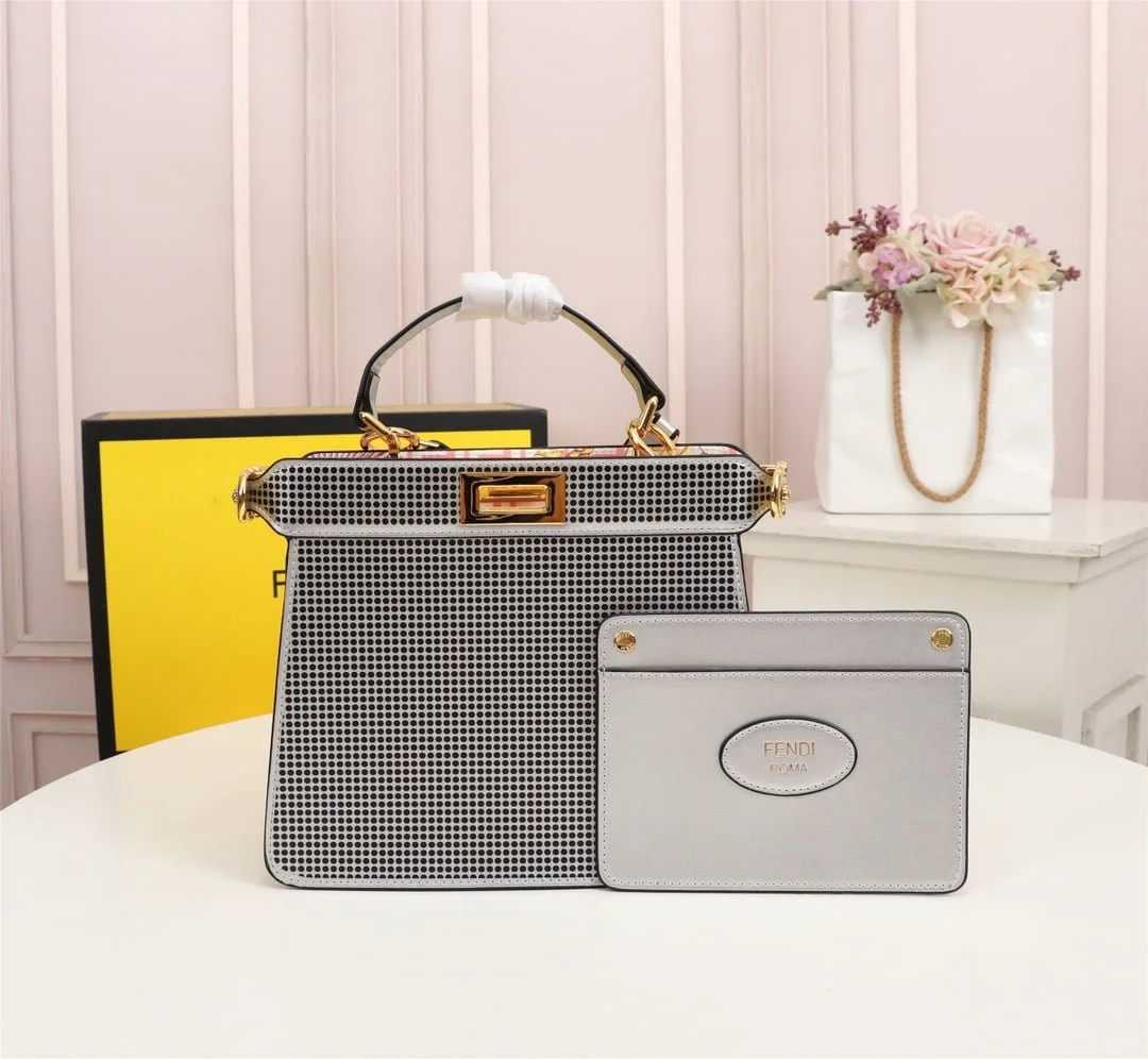 FENDI Iseeu Clip bag size:33* 24.5cm/ 24 *20cm - LITELUX