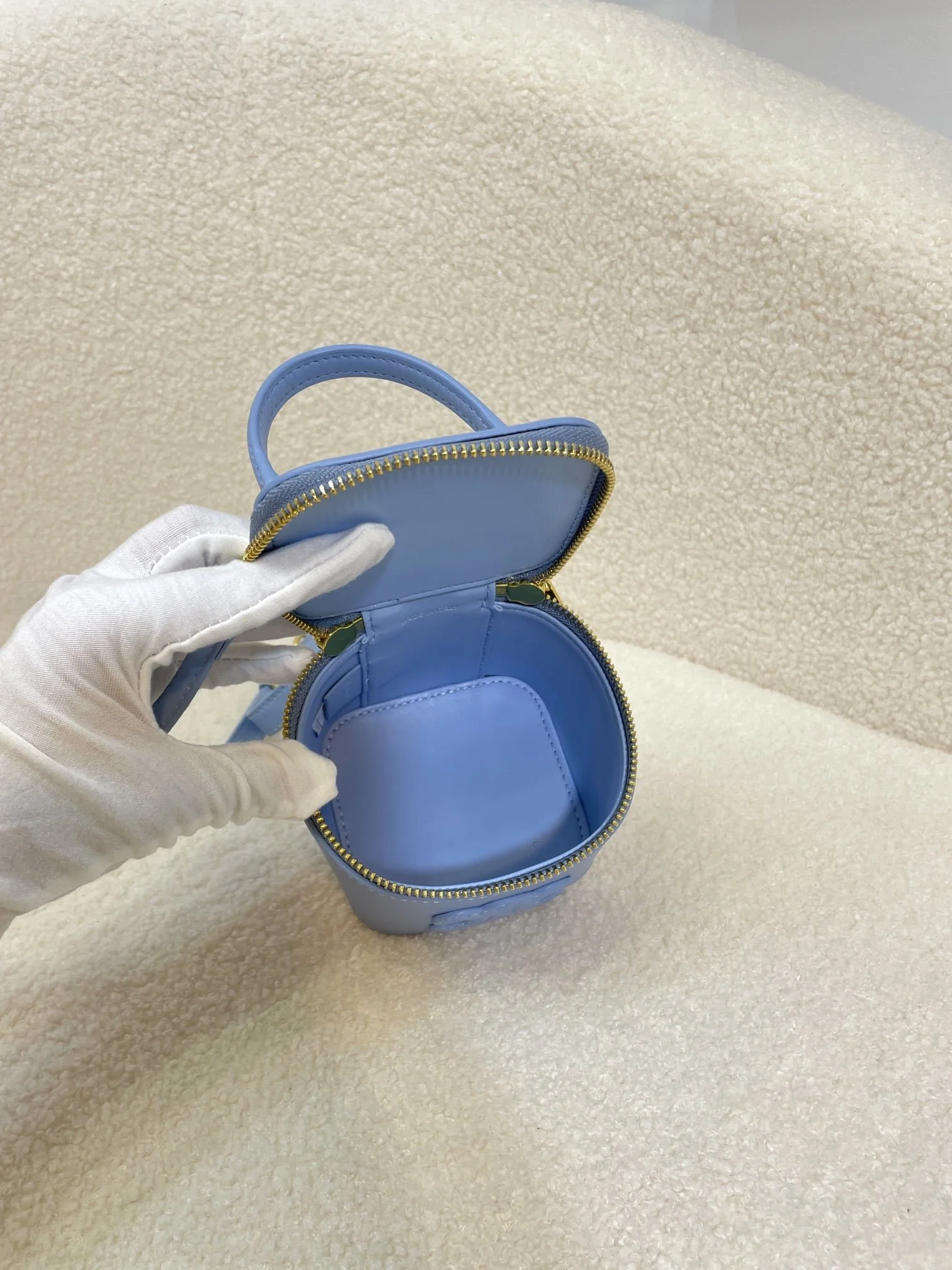 CELINE 23s Spring/Summer – Mini smooth leather makeup case Blue 8080 Size: 9.5* 8* 9cm - LITELUX
