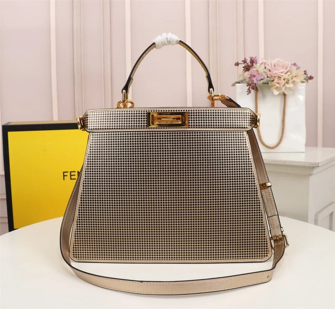 FENDI Iseeu Clip bag size:33* 24.5cm/ 24 *20cm - LITELUX