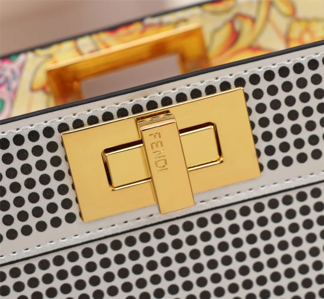 FENDI Iseeu Clip bag size:33* 24.5cm/ 24 *20cm - LITELUX