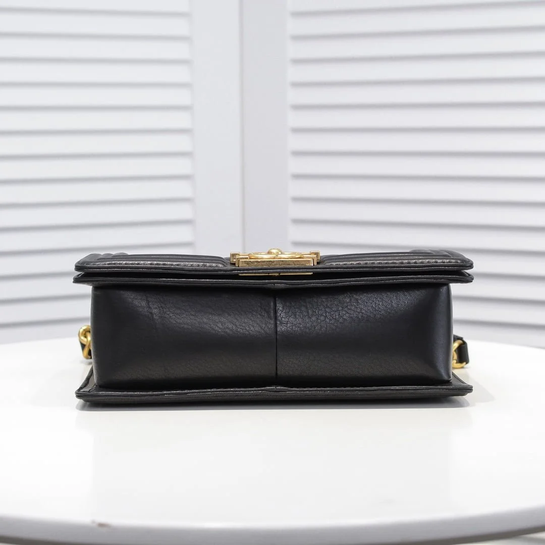 Chanel Lamb skin chain crossbody bag with gold hardware size: 25*15*9cm - LITELUX