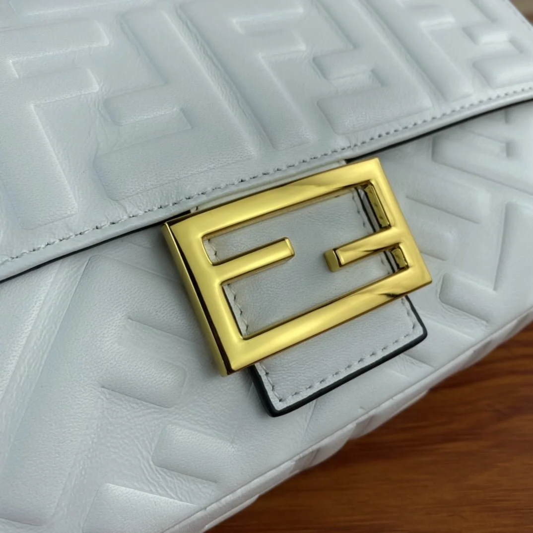 FENDI BAGUETTE Embossed design White Handbag F0191 Size: 26x5x15cm - LITELUX